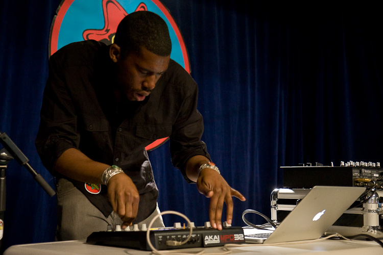 Regresa el electro jazz de Flying Lotus