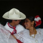¡Xochitl: la danza folklórica es su afición! #MegaOfrenda2013