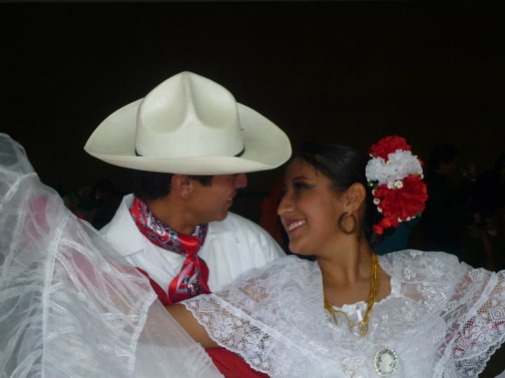¡Xochitl: la danza folklórica es su afición! #MegaOfrenda2013