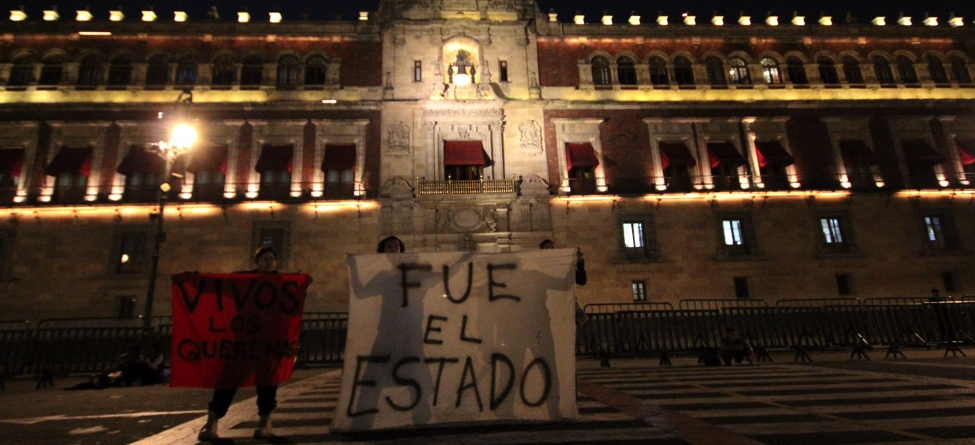 ¿Quemar la puerta de Palacio Nacional o quemar estudiantes vivos?